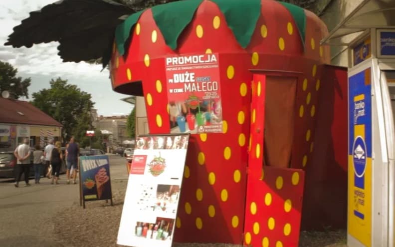 Biznes na sprzedaż. Wyposażona lodziarnia. Budka w kształcie truskawki